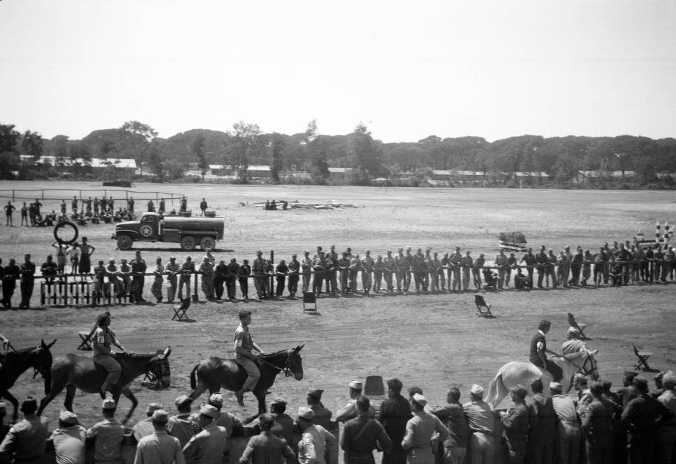 Italy_American_military_at_horse_race_in_Pisa